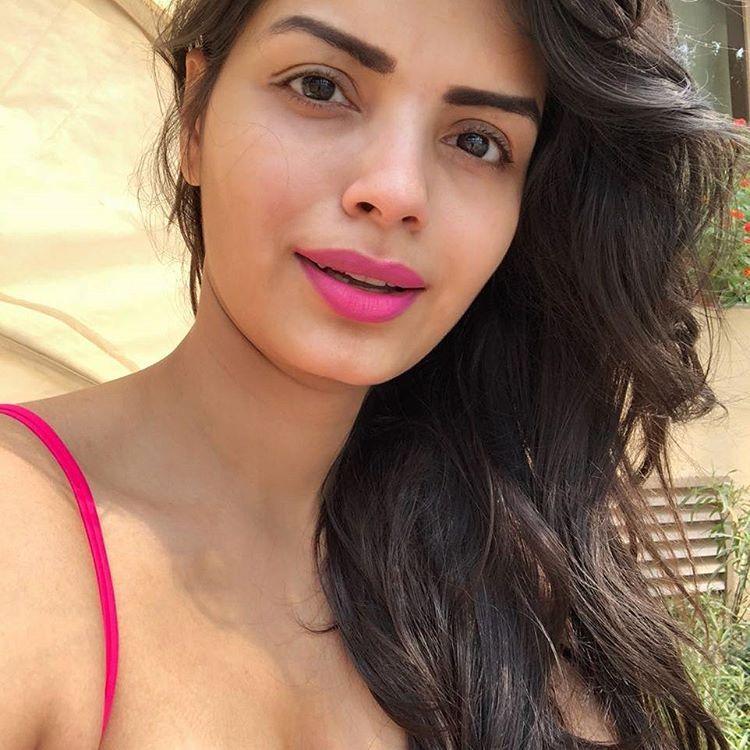 Sonali Raut Hot Bikini And Topless Photos Are Too Hot To Hand