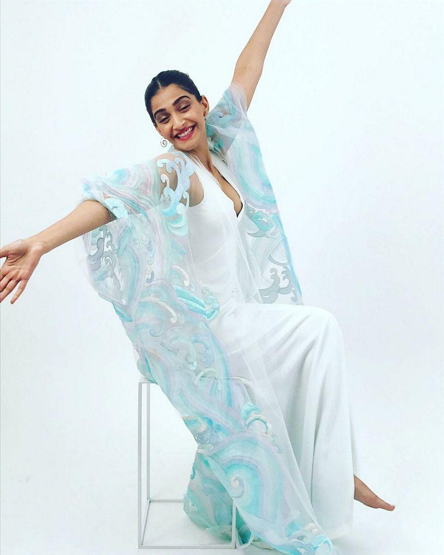 Sonam Kapoor Ultra Hot Photos at Cannes 2017 Day 2