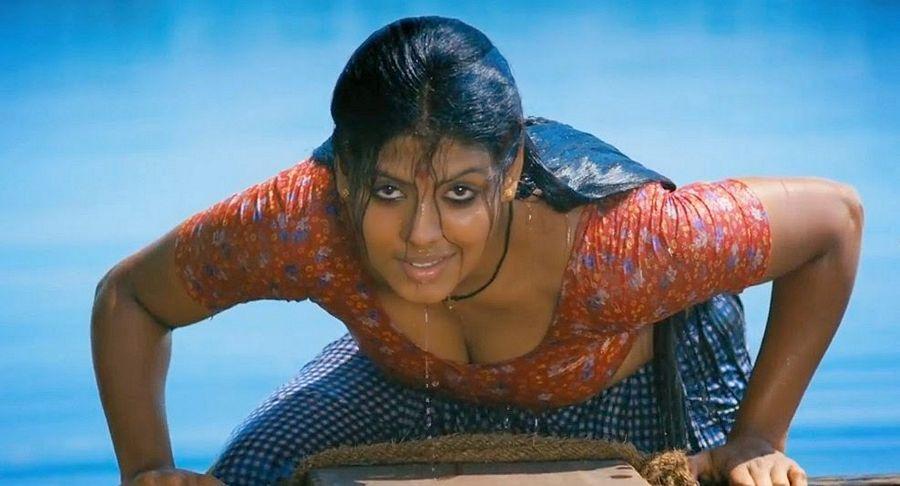 South Indian Actress Iniya Hot Latest Photos.