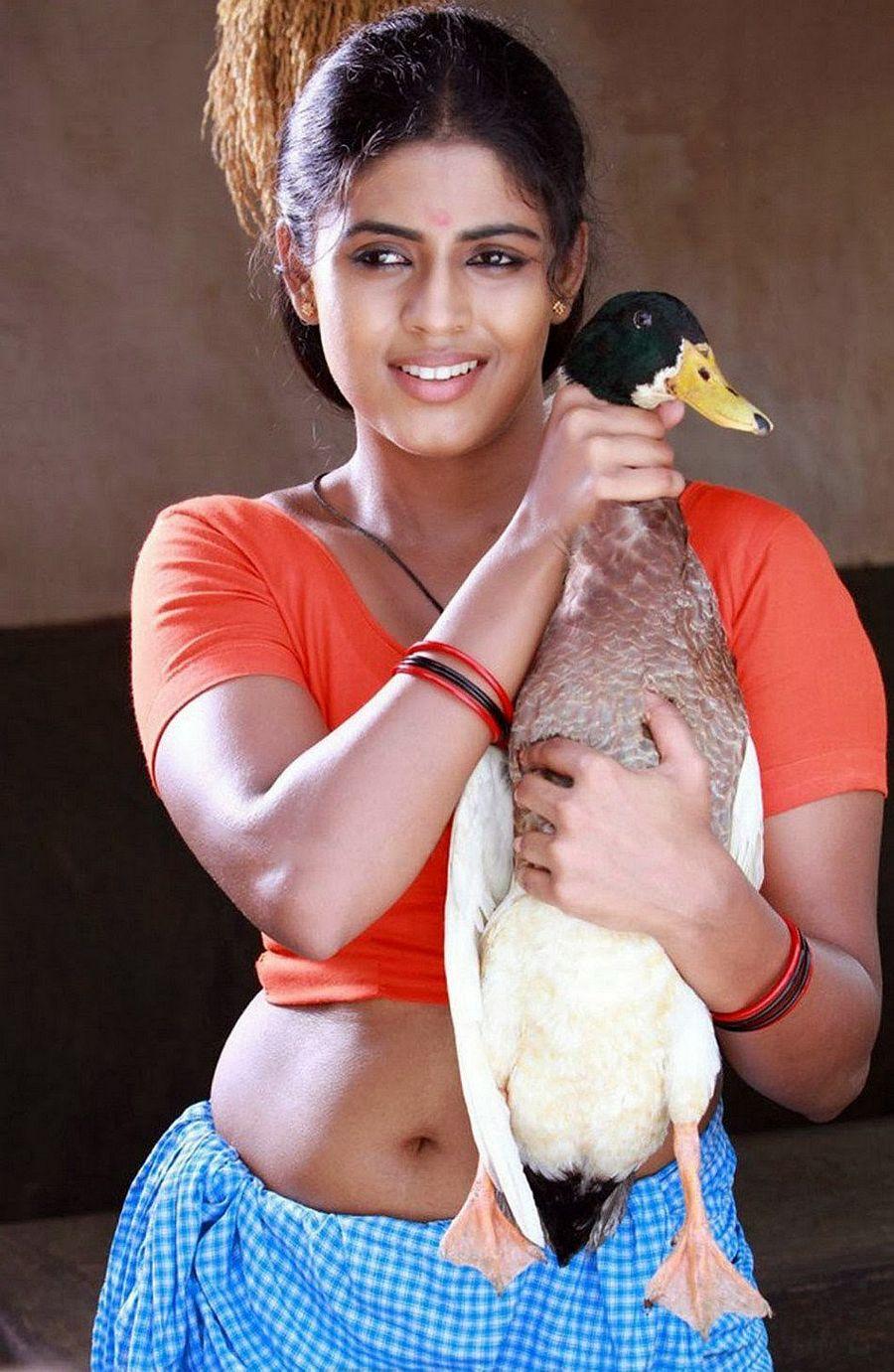 South Indian Actress Iniya Hot Latest Photos
