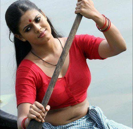 South Indian Actress Iniya Hot Latest Photos