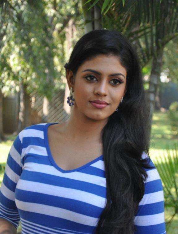 South Indian Actress Iniya Hot Latest Photos