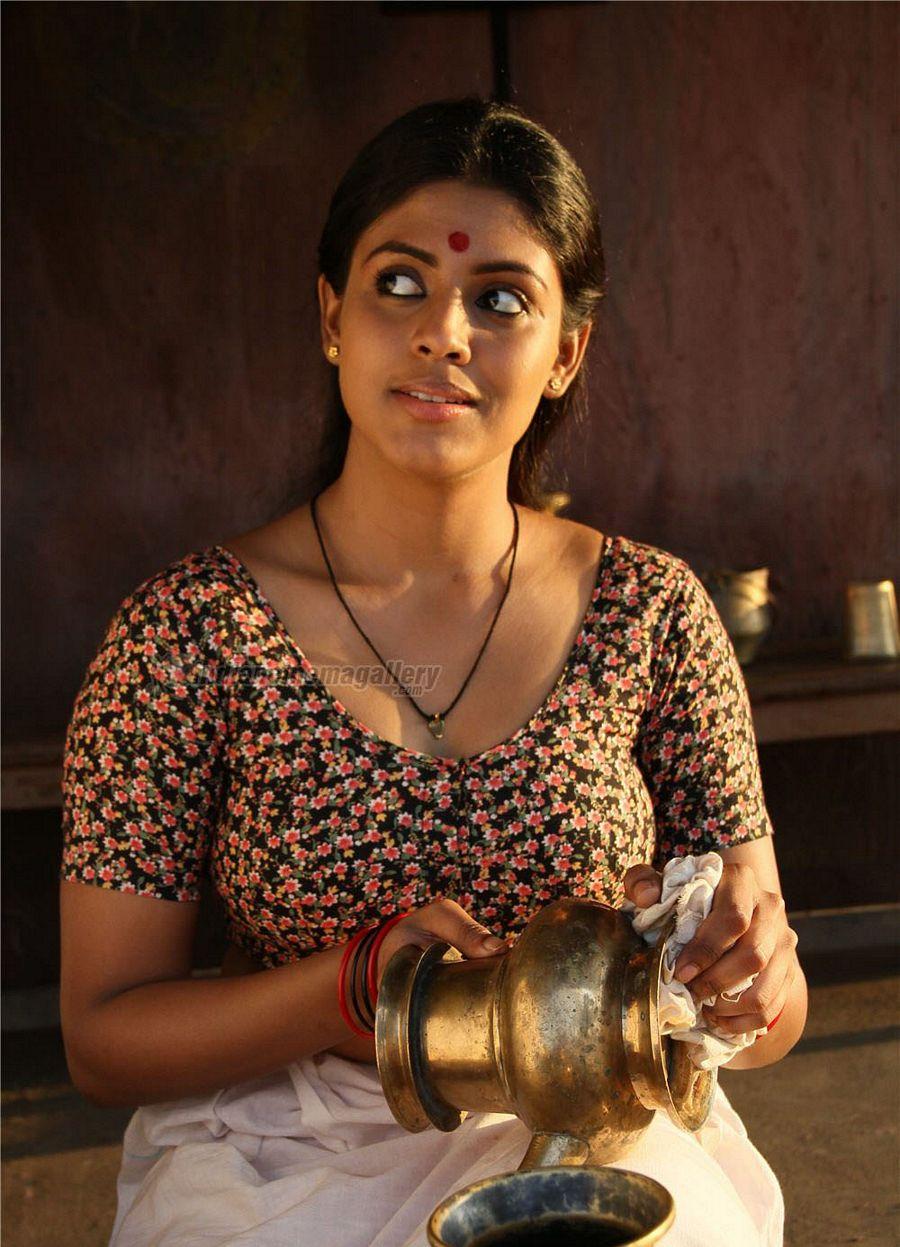 South Indian Actress Iniya Hot Latest Photos