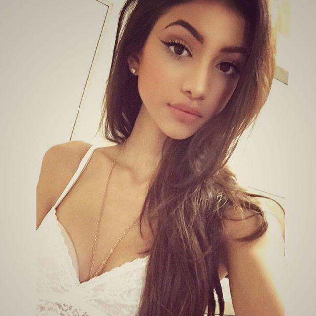 Star Kid Alanna Panday Hot Bikini Photos are too Hot to Handle!