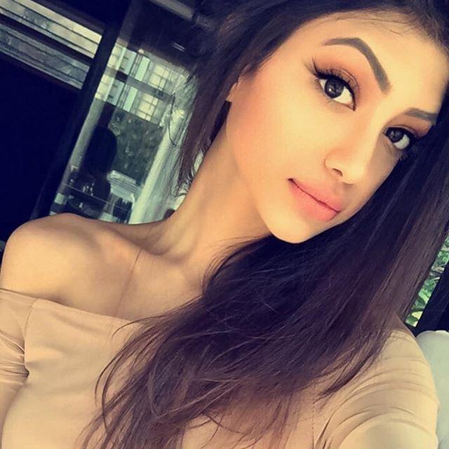 Star Kid Alanna Panday Hot Bikini Photos are too Hot to Handle!