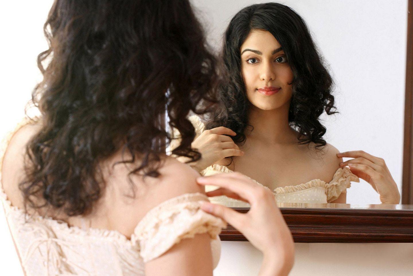 Stunning Adah Sharma Hot Photo Shows Cleavage & Thighs