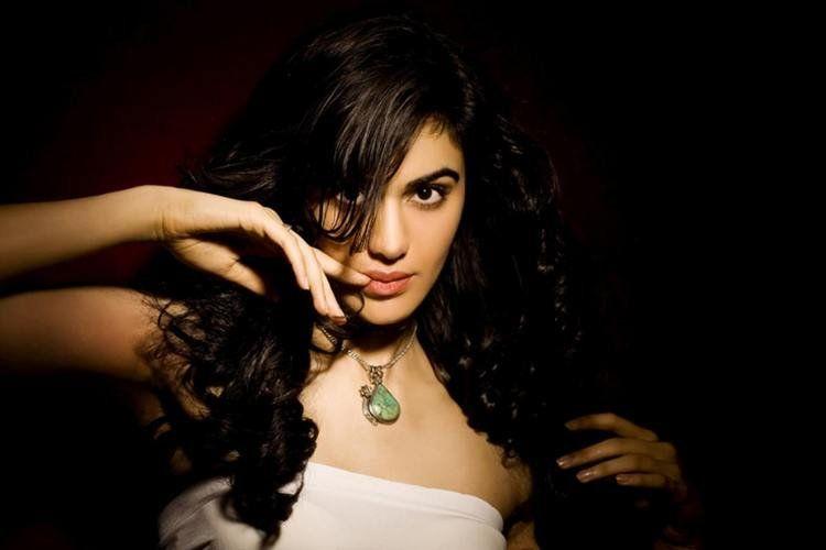 Stunning Adah Sharma Hot Photo Shows Cleavage & Thighs