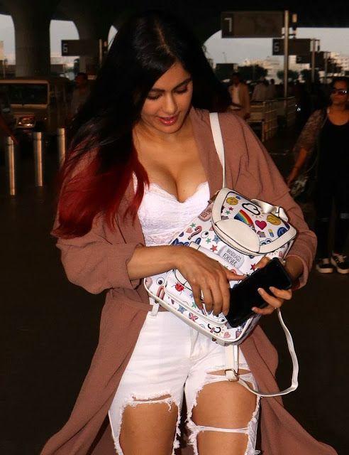 Stunning Adah Sharma Hot Photo Shows Cleavage & Thighs