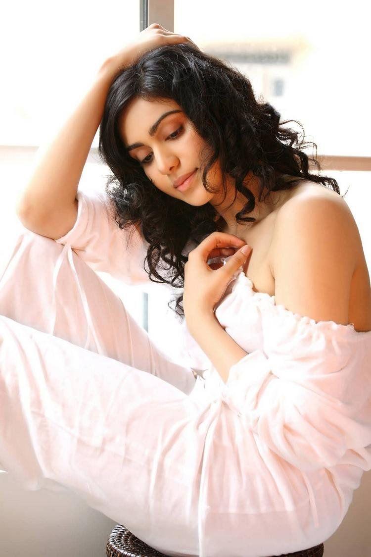 Stunning Adah Sharma Hot Photo Shows Cleavage & Thighs