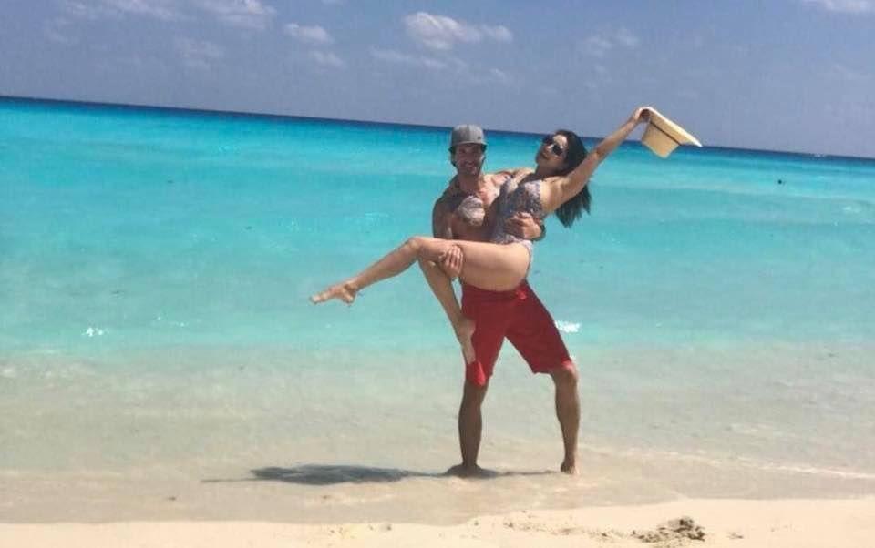 Sunny Leone romancing with Hubby in beach Photos