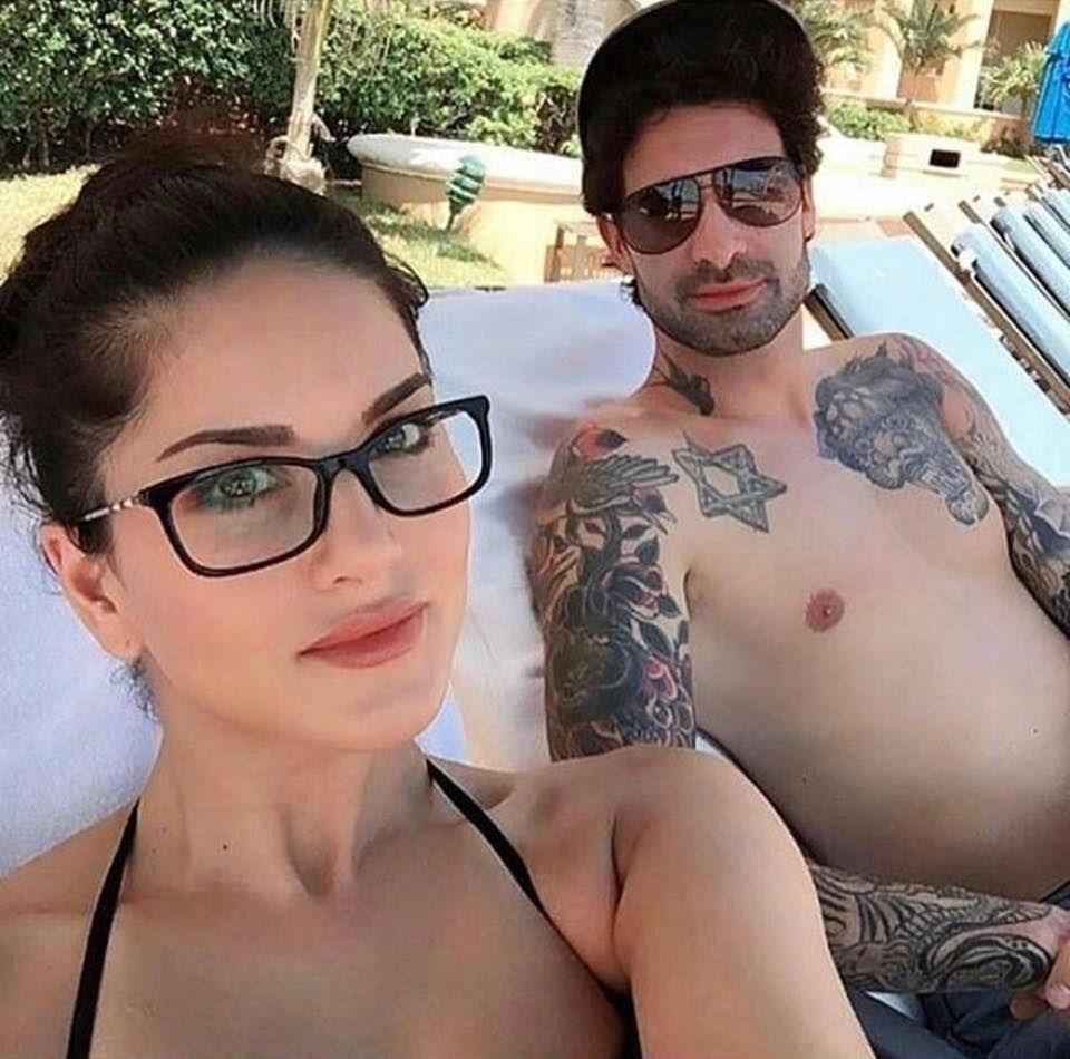 Sunny Leone romancing with Hubby in beach Photos