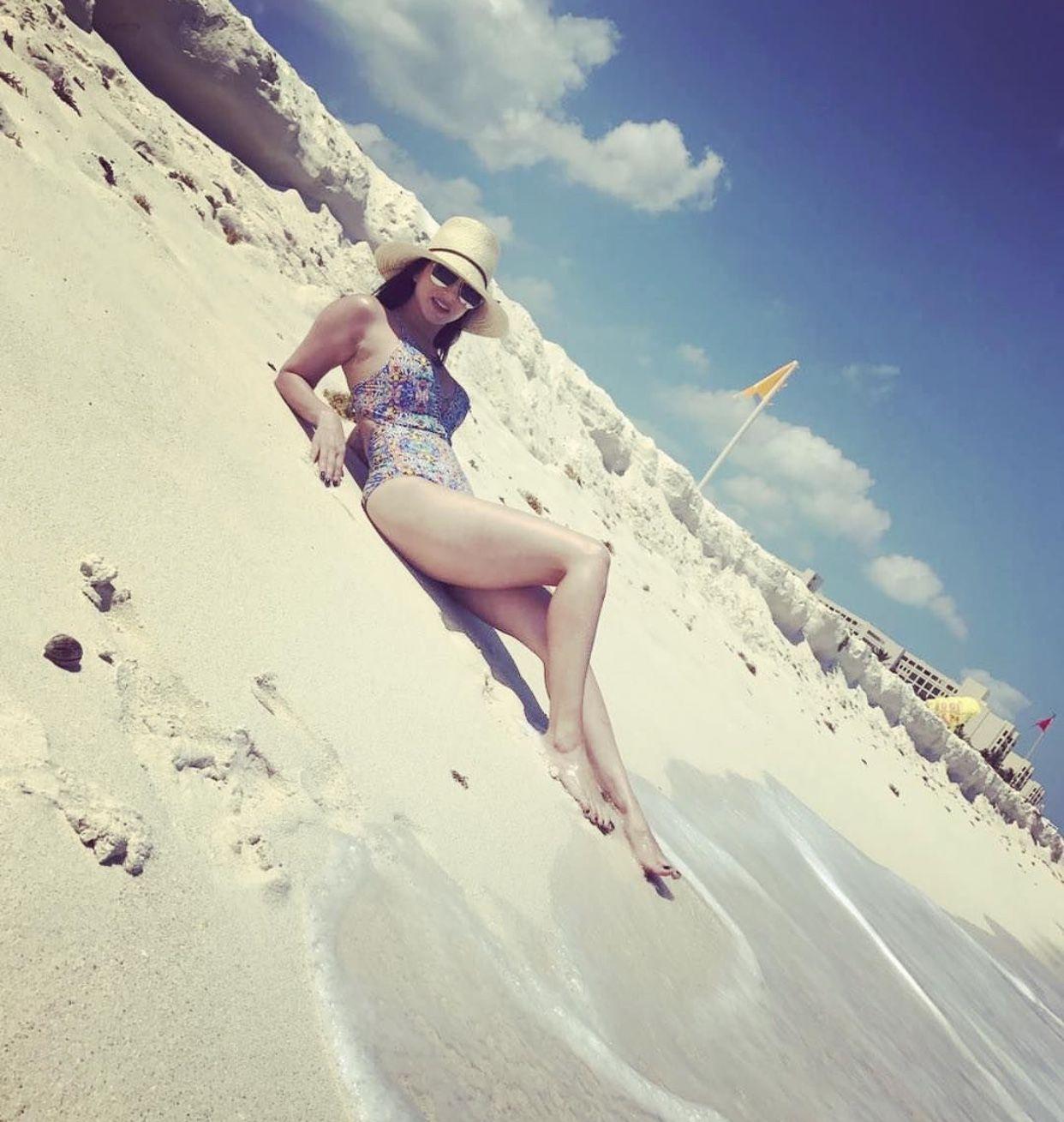Sunny Leone romancing with Hubby in beach Photos