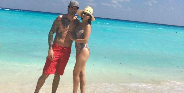 Sunny Leone romancing with Hubby in beach Photos