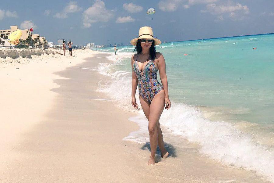 Sunny Leone romancing with Hubby in beach Photos