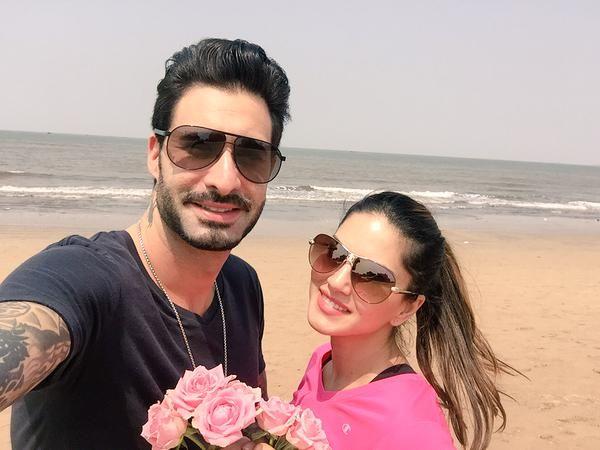 Sunny Leone romancing with Hubby in beach Photos