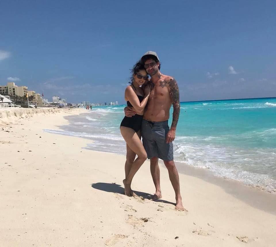 Sunny Leone romancing with Hubby in beach Photos