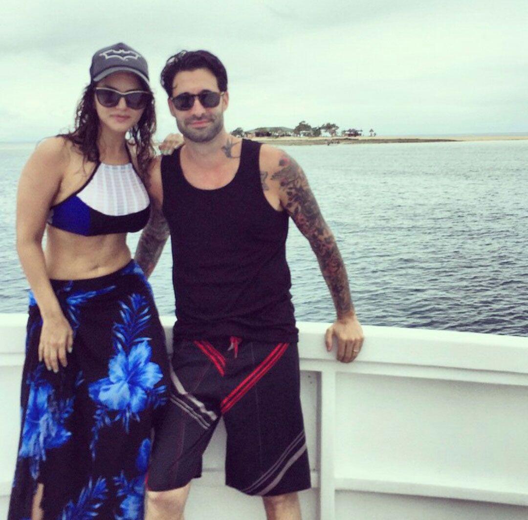 Sunny Leone romancing with Hubby in beach Photos