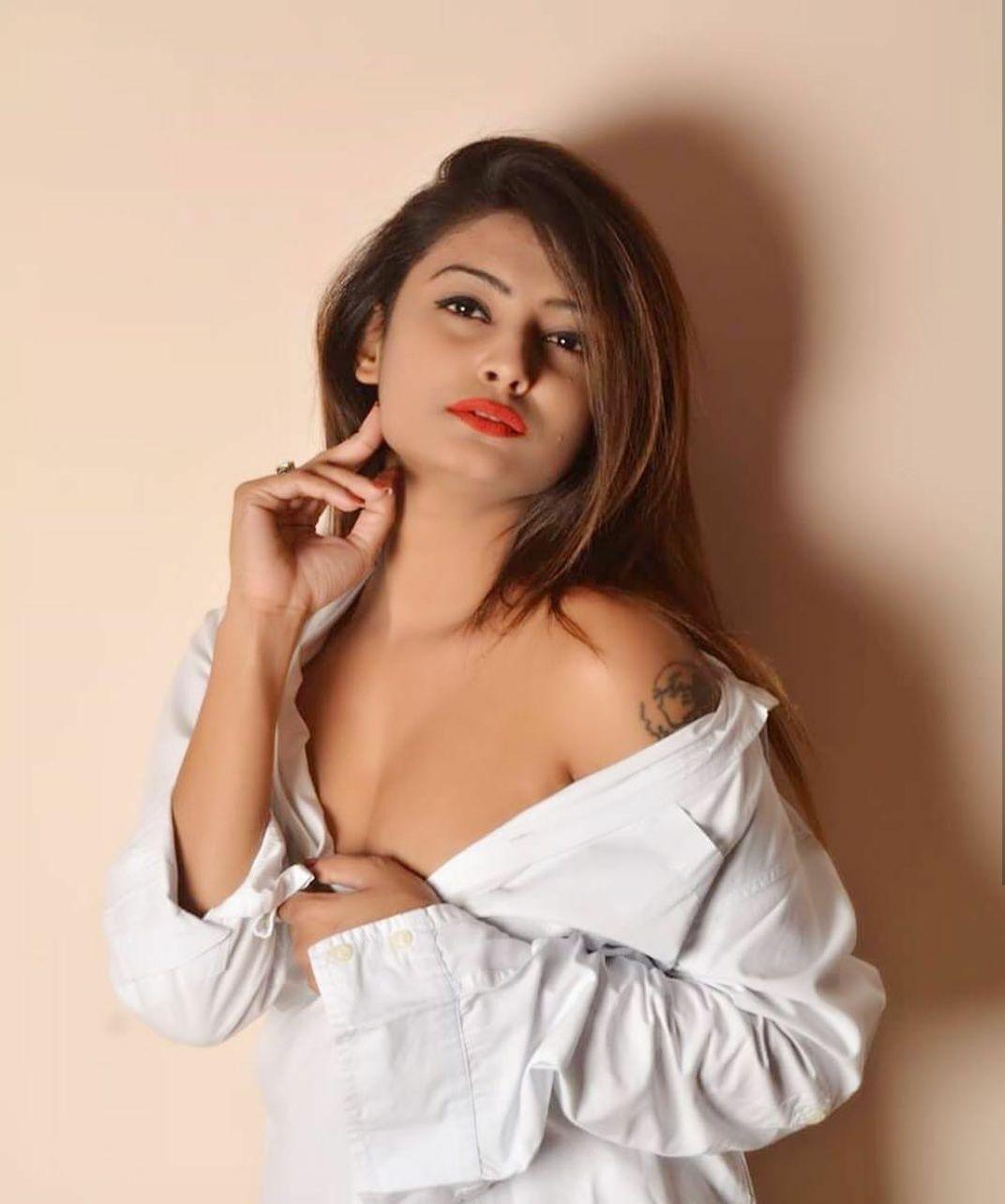 Super Hot Indian Model Twinkle Kapoor Hot Cleavage Show Clicks