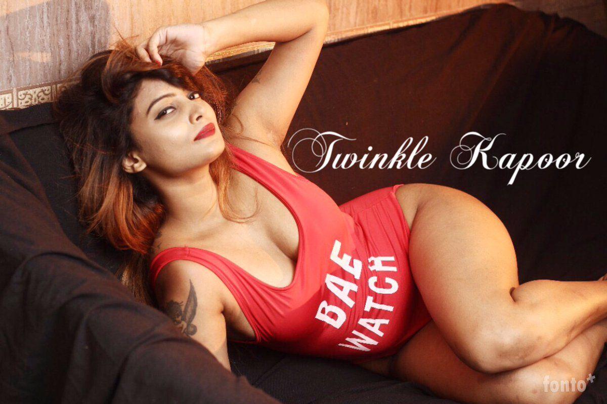 Super Hot Indian Model Twinkle Kapoor Hot Cleavage Show Clicks