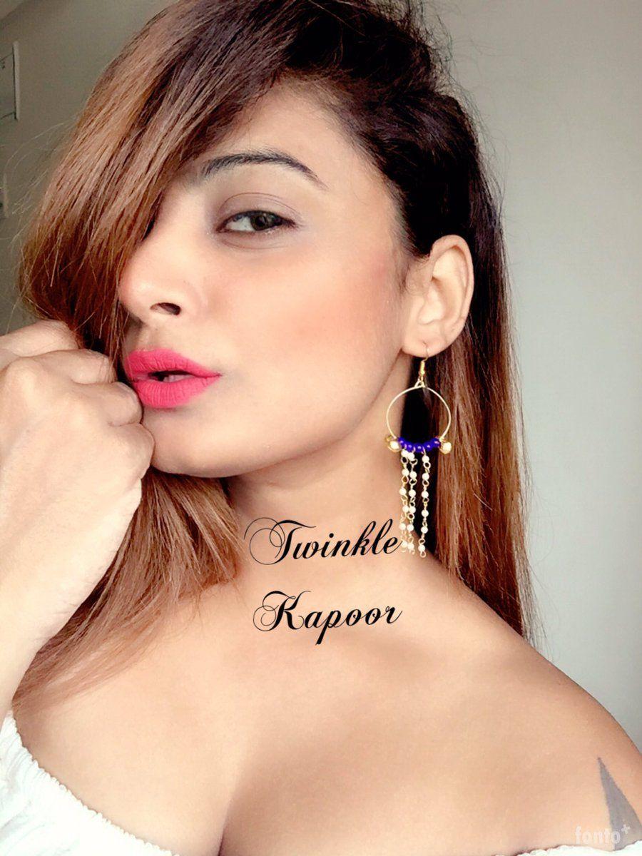 Super Hot Indian Model Twinkle Kapoor Hot Cleavage Show Clicks