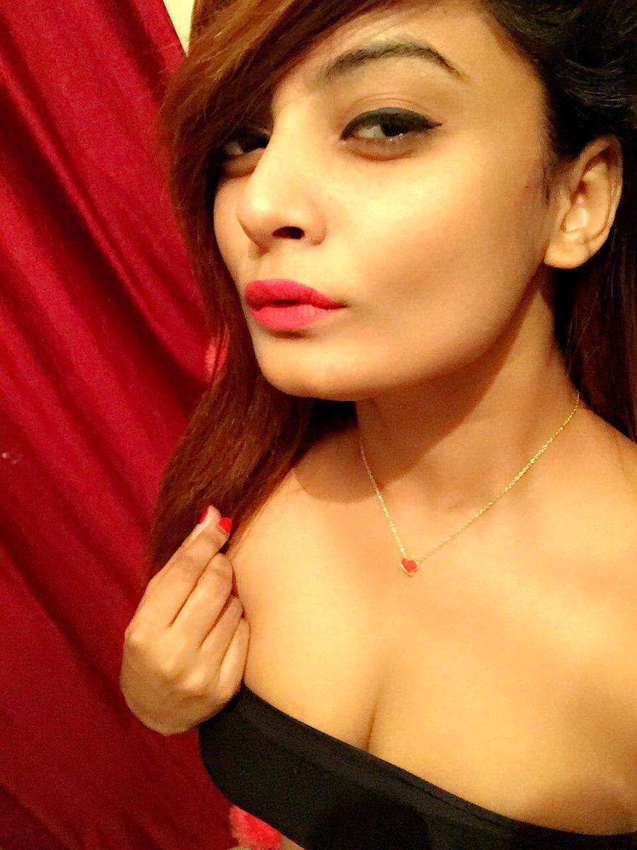 Super Hot Indian Model Twinkle Kapoor Hot Cleavage Show Clicks