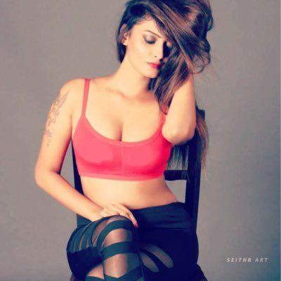 Super Hot Indian Model Twinkle Kapoor Hot Cleavage Show Clicks