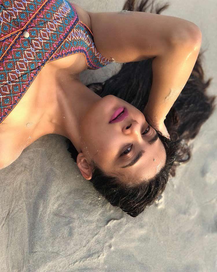 Surveen Chawla bikini pictures goes viral on Social Media