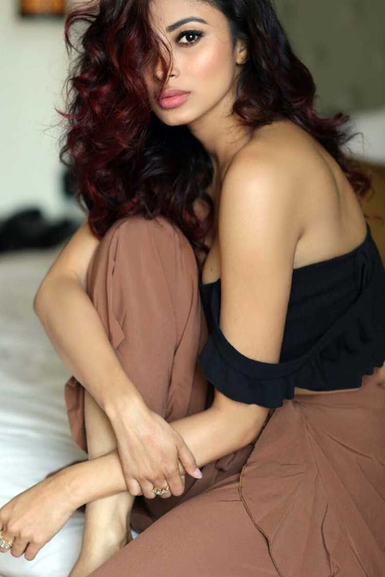 TV Actress Mouni Roy Hot and Sexy Photos