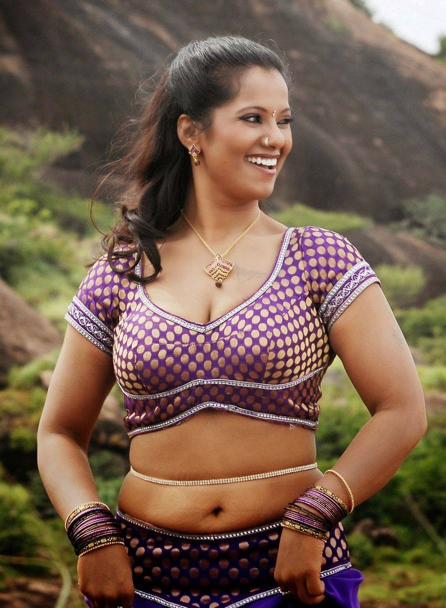 Tamil Actress Gayathri Navel Photos.