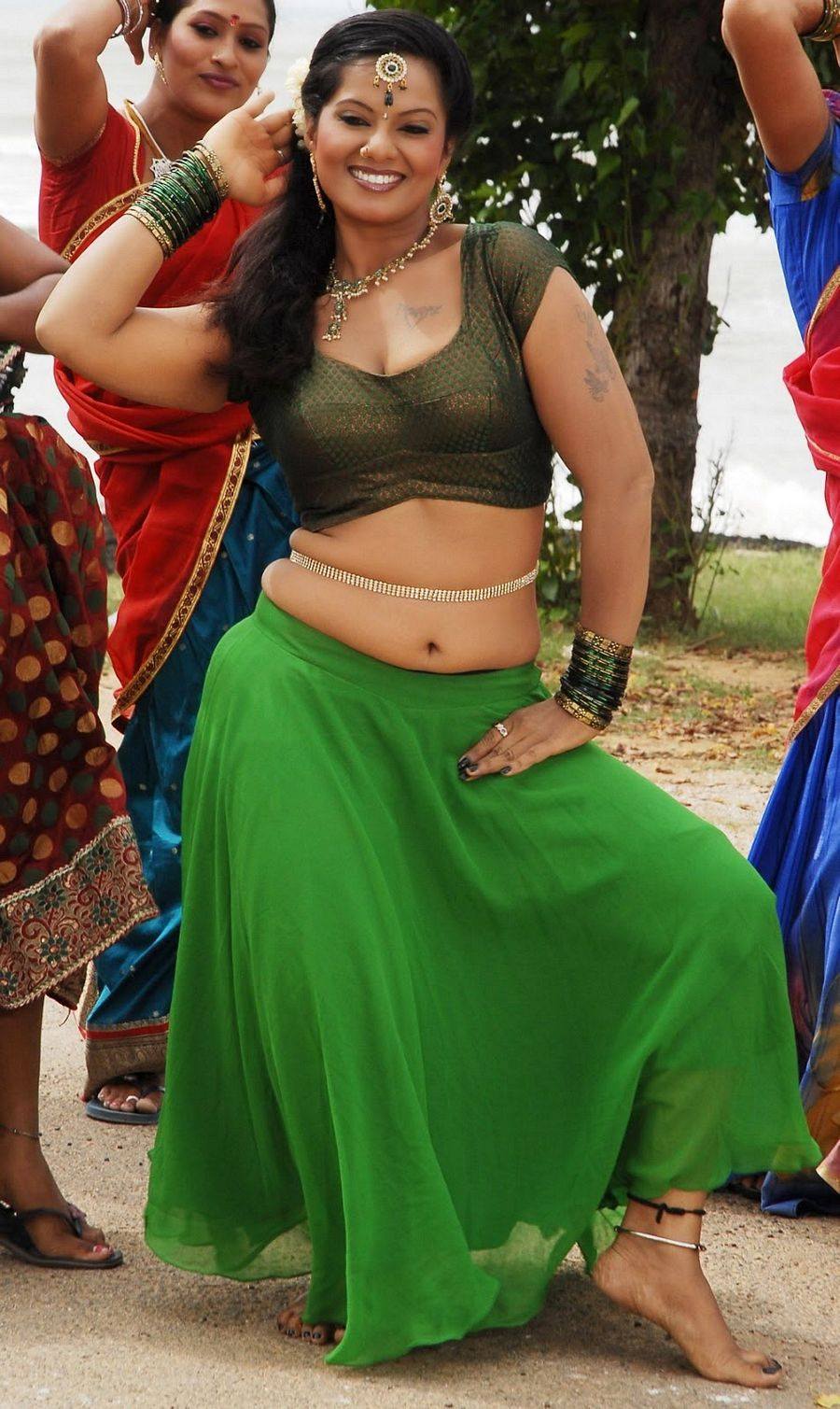Tamil Actress Gayathri Navel Photos