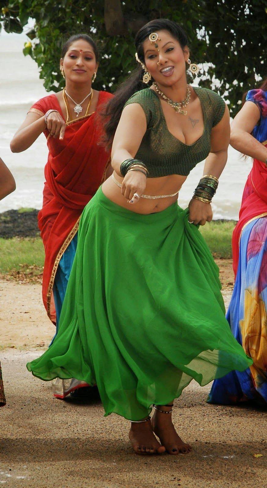 Tamil Actress Gayathri Navel Photos