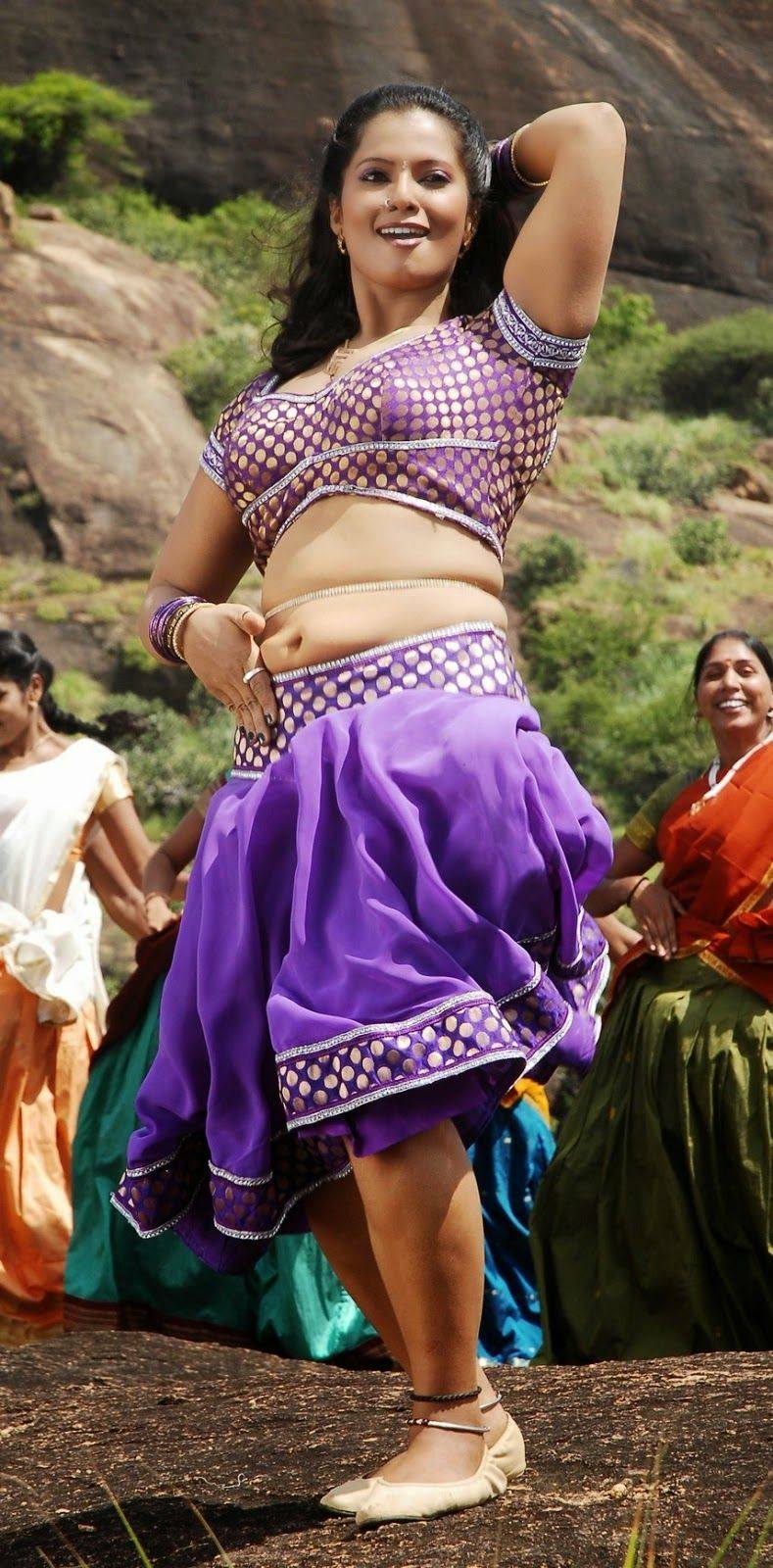 Tamil Actress Gayathri Navel Photos