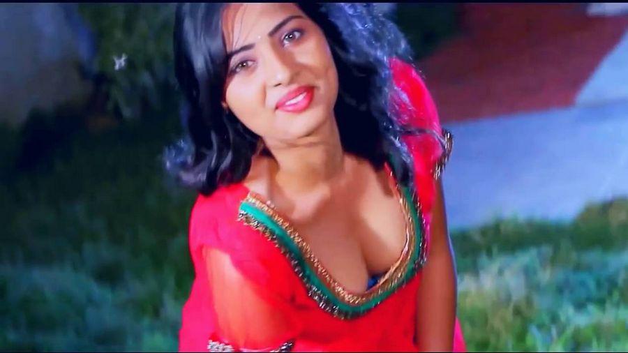 Tamil Actress Srushti Dange hot & wide Deep Cleavage Navel Show Stills