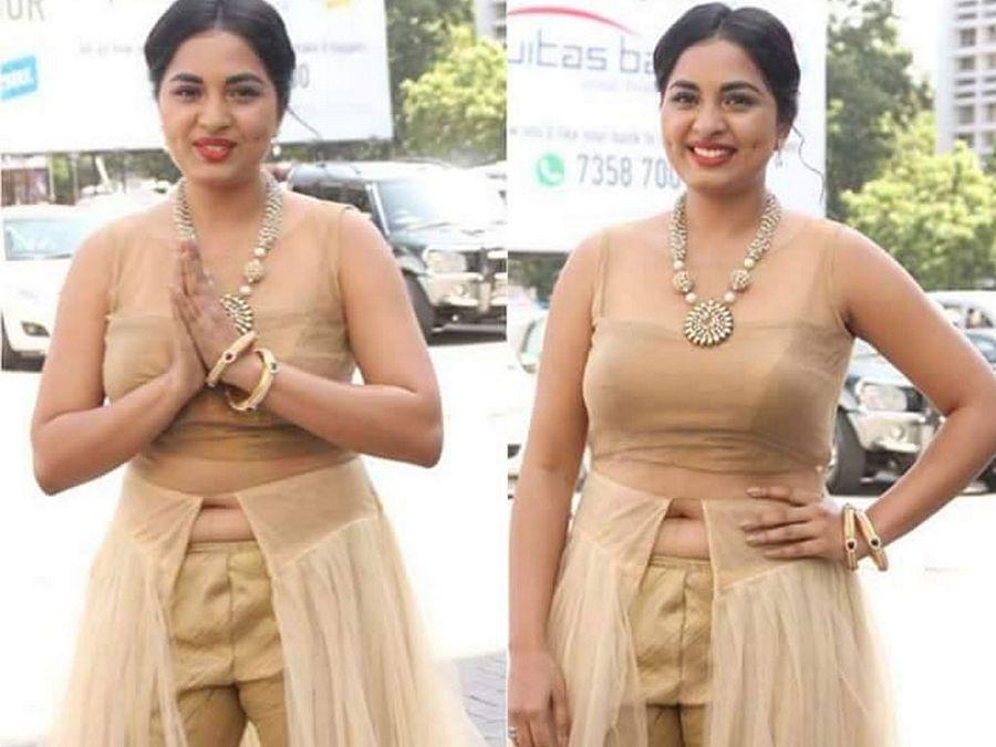 Tamil Actress Srushti Dange hot & wide Deep Cleavage Navel Show Stills