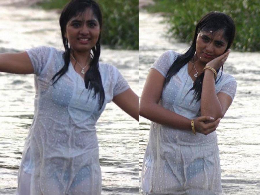Tamil Actress Srushti Dange hot & wide Deep Cleavage Navel Show Stills