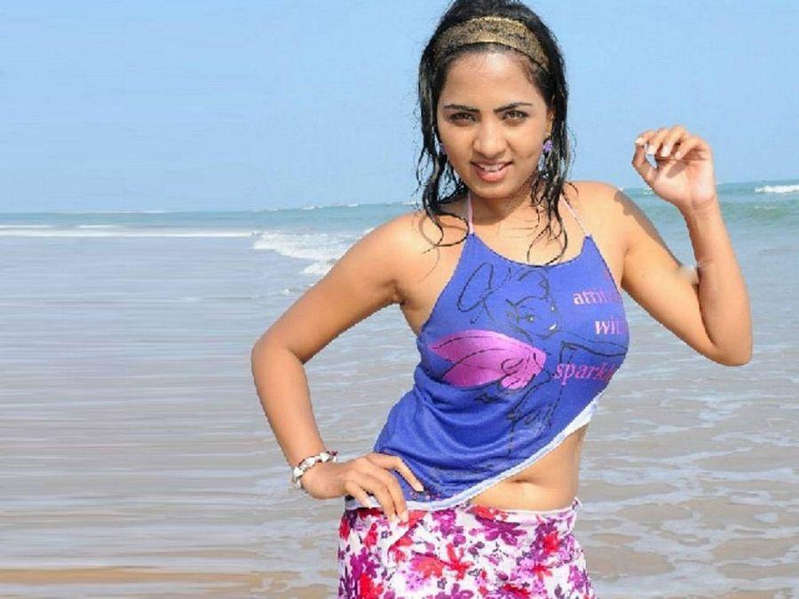 Tamil Actress Srushti Dange hot & wide Deep Cleavage Navel Show Stills