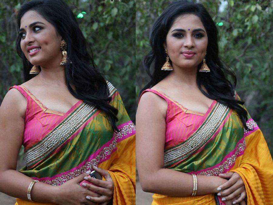 Tamil Actress Srushti Dange hot & wide Deep Cleavage Navel Show Stills