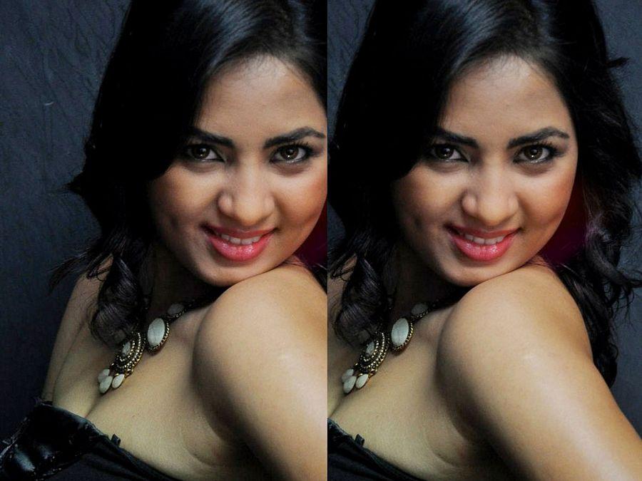 Tamil Actress Srushti Dange hot & wide Deep Cleavage Navel Show Stills