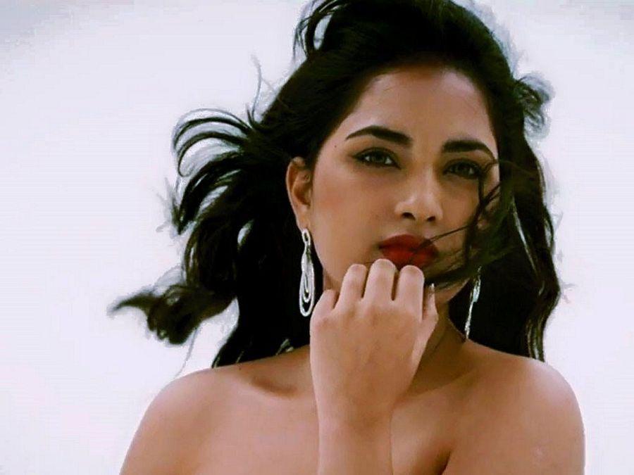 Tamil Actress Srushti Dange hot & wide Deep Cleavage Navel Show Stills