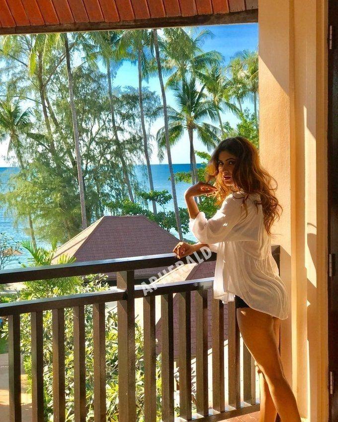 Television Actress will make your eyes Pop-Out with her BIKINI SHOW