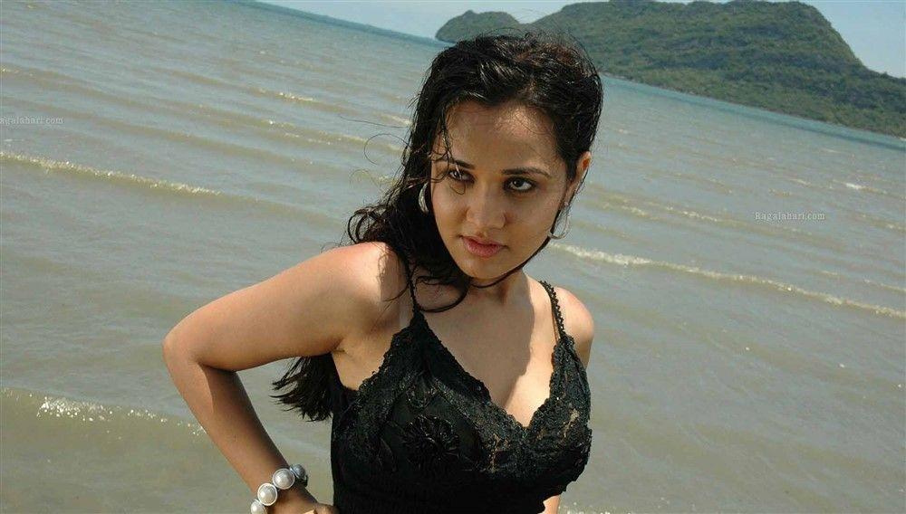 Telugu Actress Nisha Kothari Hot & Spicy Cleavage Show Photos