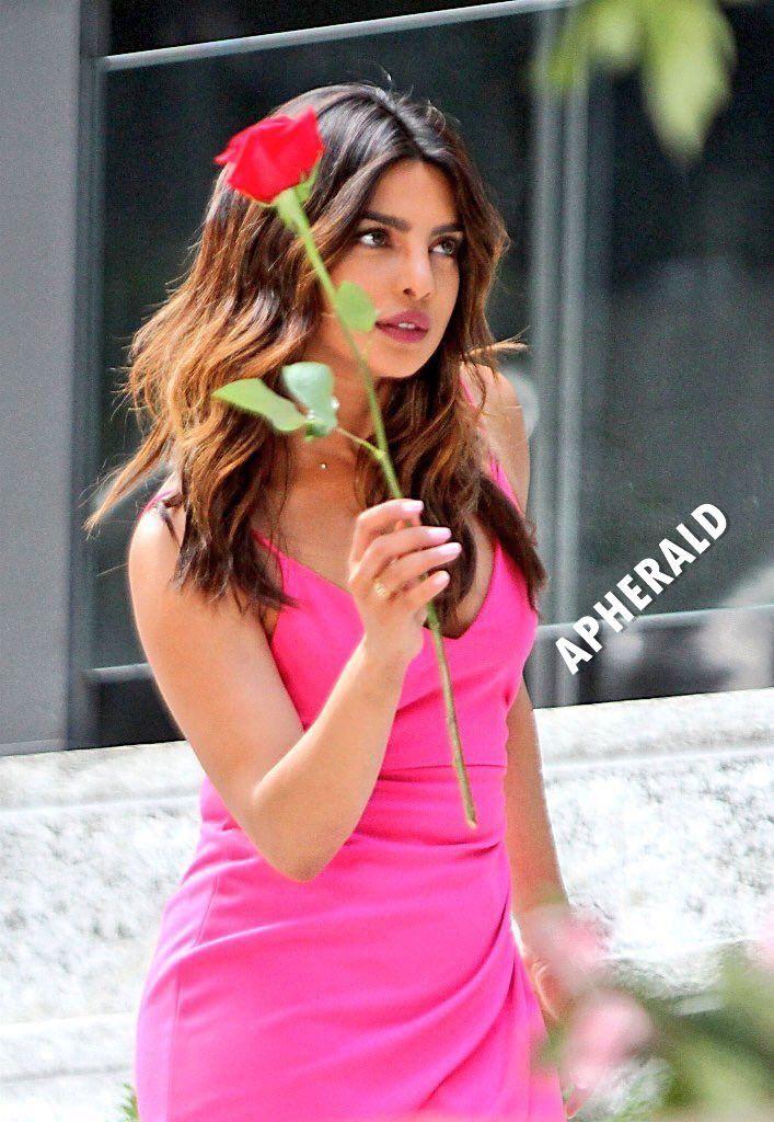 Tempting Photos of Priyanka Chopra Caught Red Handed