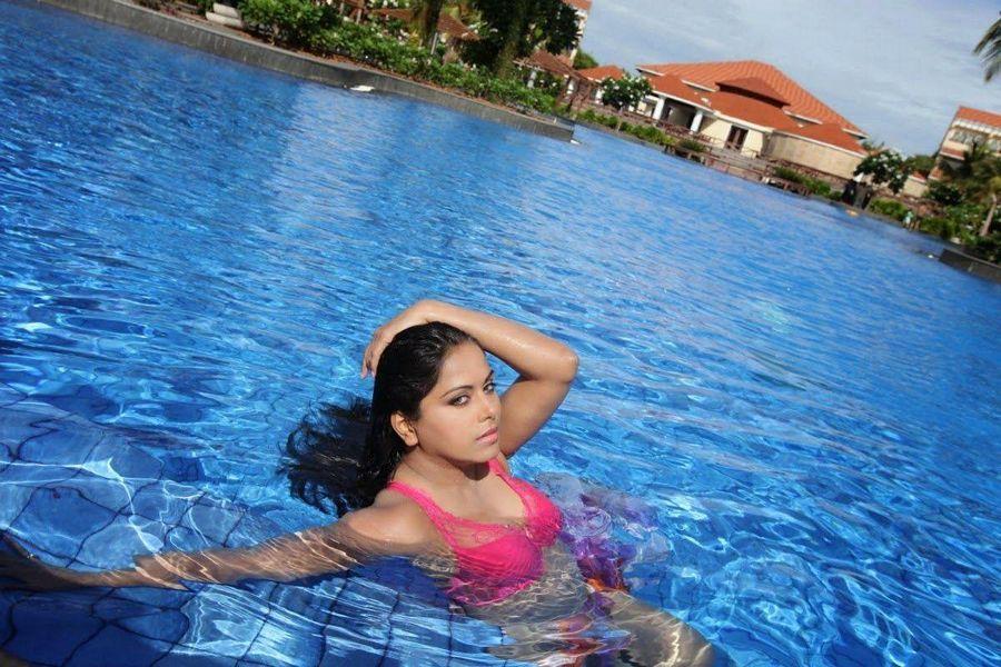 Tollywood Actress In Swimming Bath Collection Photos