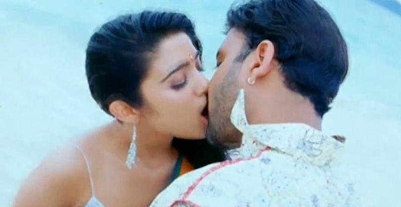 Top 70 Hottest Lip Kiss Images Stock Photos & Pictures