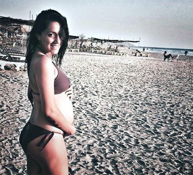 Top Beautiful Hot Beach Photos of TV Beauties