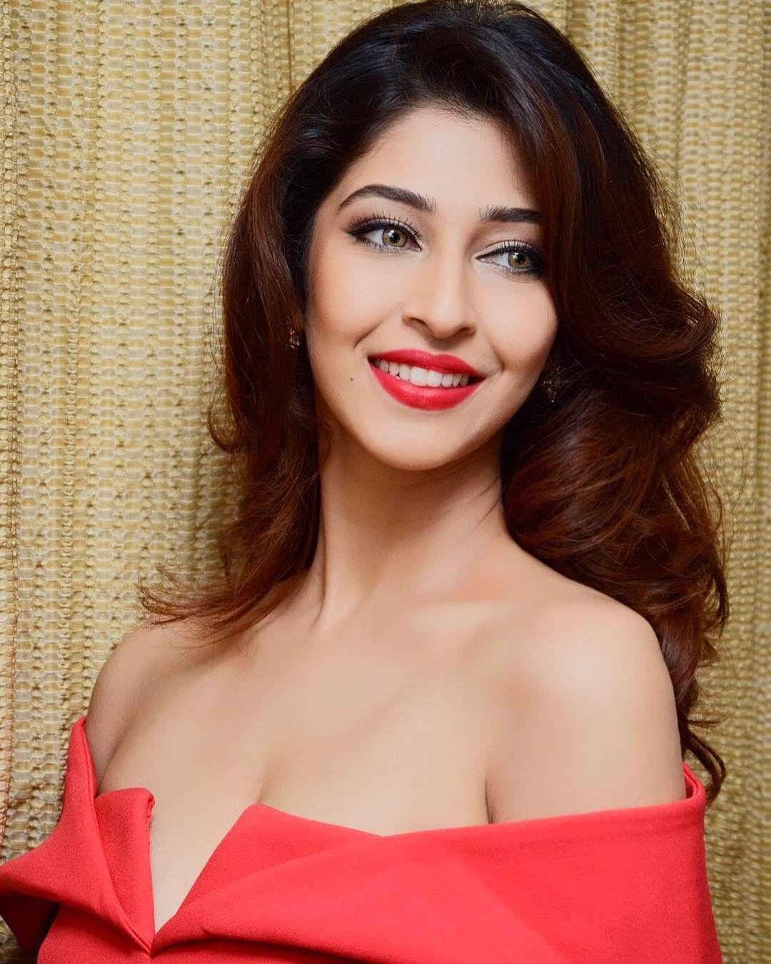 Unseen Pictures Of Sonarika Bhadoria that are So Hot To Handle