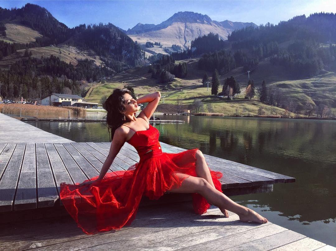 Unseen Pictures Of Sonarika Bhadoria that are So Hot To Handle