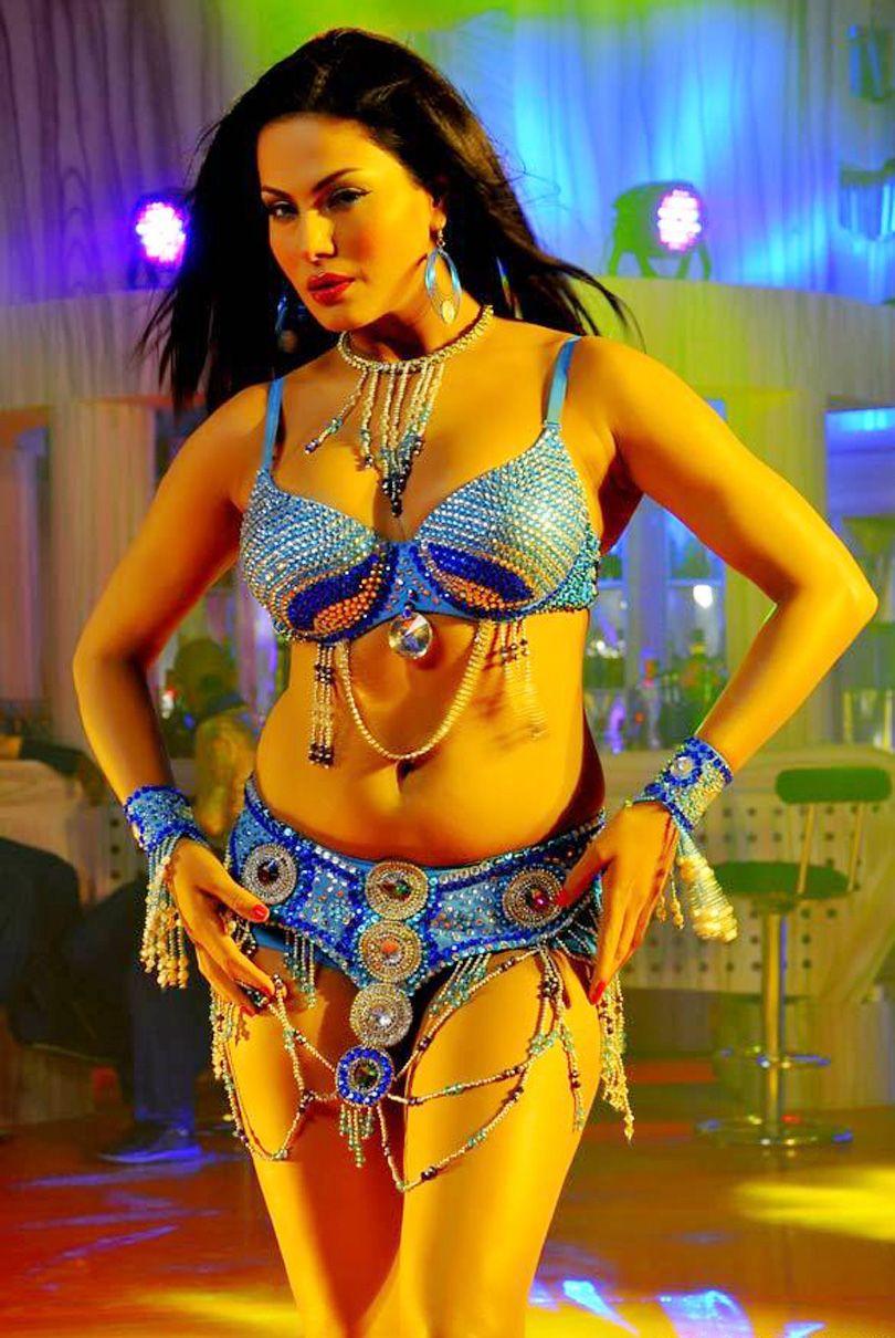 Veena Malik Flaunts Hot & Spicy Cleavage Show Stills