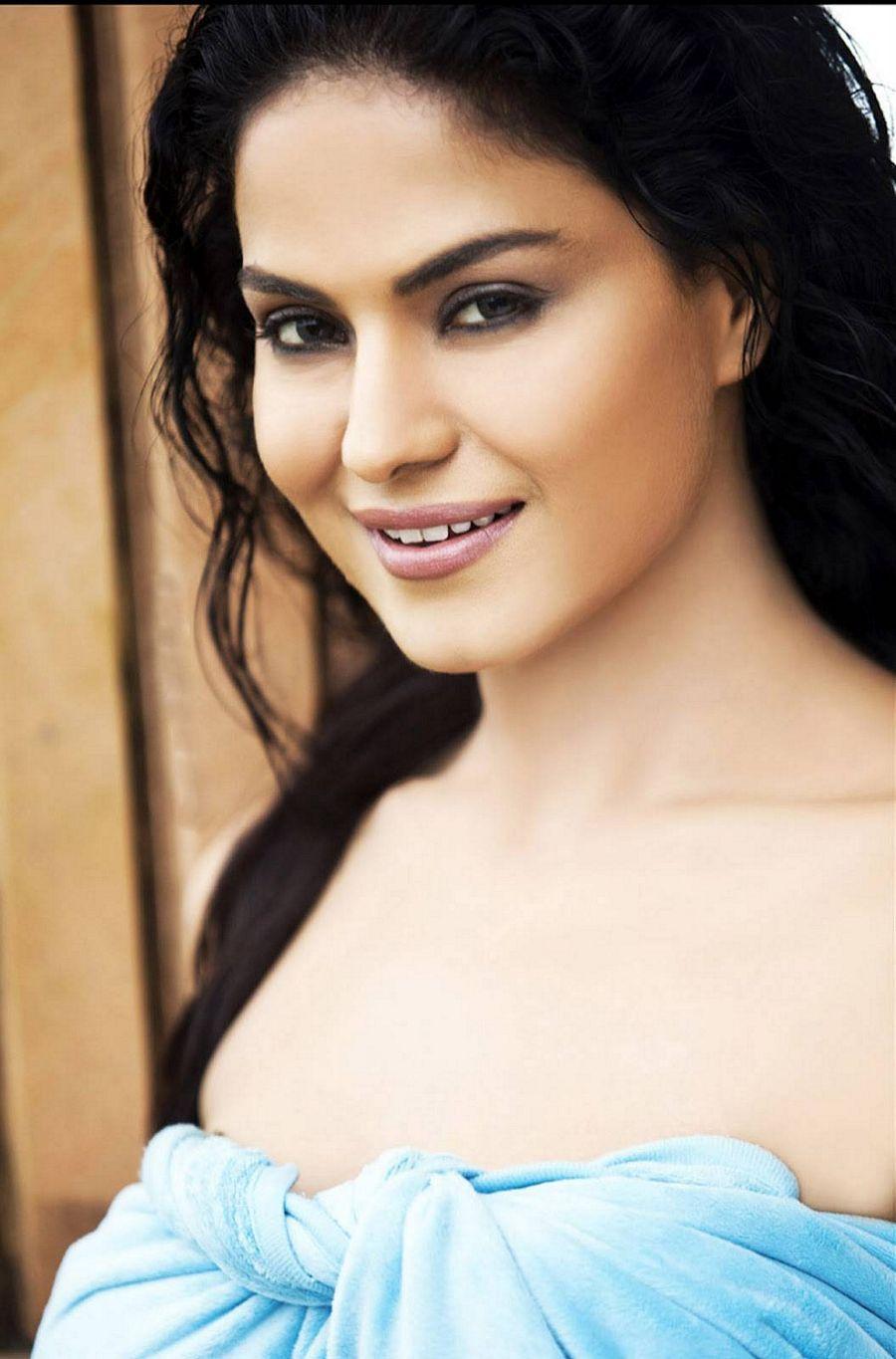 Veena Malik Flaunts Hot & Spicy Cleavage Show Stills