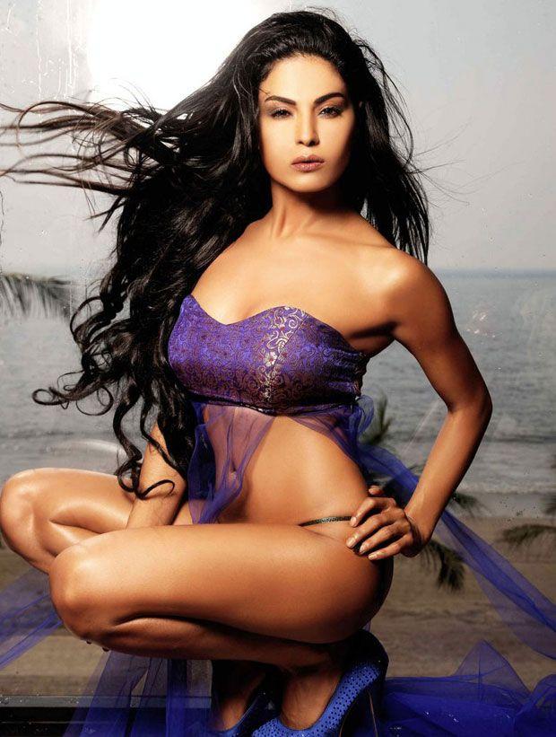 Veena Malik Flaunts Hot & Spicy Cleavage Show Stills